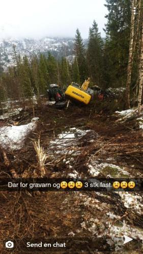 En Hitachi som sliter og løfter opp en 23 tonns maskin fra blautmyra
